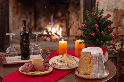a table with food and a christmas tree and candles at Cozy chalet "Da Silvio e Bruna" in Santo Stefano di Sessanio