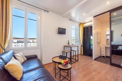 un salon avec un canapé et une table dans l'établissement Air-Conditioned Studio Heart of Cannes, à Cannes