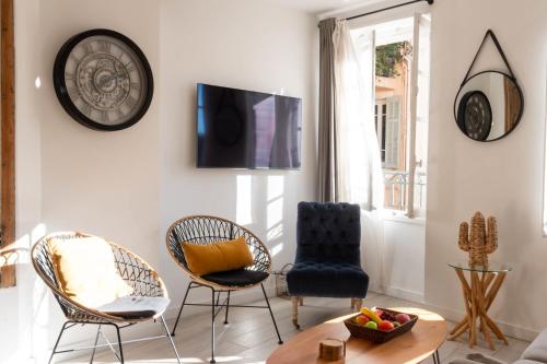 - un salon avec des chaises et une télévision murale dans l'établissement 3P Central Cannes Suquet, à Cannes