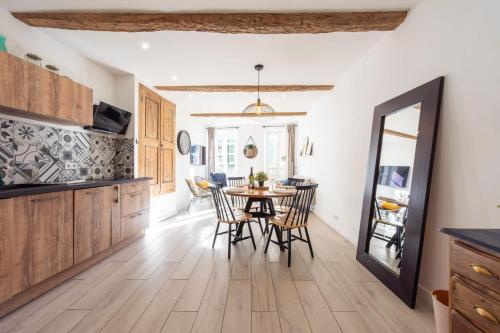 une cuisine et une salle à manger avec une table et des chaises dans l'établissement 3P Central Cannes Suquet, à Cannes