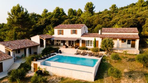 une vue aérienne d'une maison avec piscine dans l'établissement La Collina De Rve, à Apt