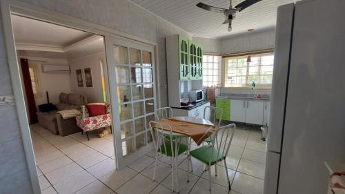 Χώρος καθιστικού στο Casa agradável com piscina