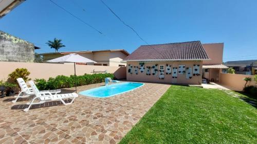 Πισίνα στο ή κοντά στο Casa agradável com piscina