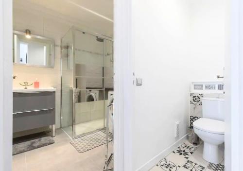une salle de bain avec une douche, des toilettes et un lavabo dans l'établissement Beautiful & spacious 2 bed Apt near Nice Center, à Nice