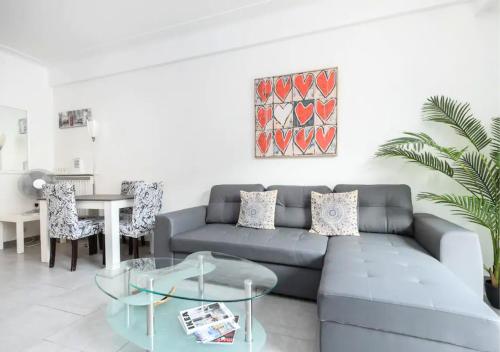 un salon avec un canapé et une table dans l'établissement Beautiful & spacious 2 bed Apt near Nice Center, à Nice