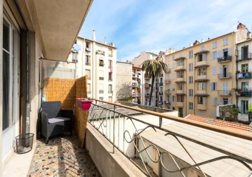 Beautiful & spacious 2 bed Apt near Nice Center