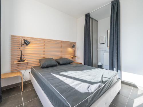 une chambre avec un grand lit et une fenêtre dans l'établissement La Dune N 30 - Villa 4P8, à Sérignan