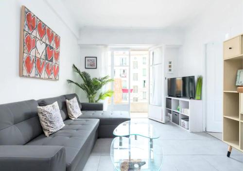 Beautiful & spacious 2 bed Apt near Nice Center