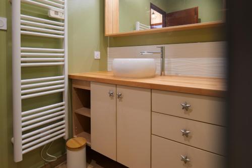 une salle de bain avec un lavabo et un miroir dans l'établissement Bel appartement 6 personnes - Quartier Arago, à Les Sables-dʼOlonne