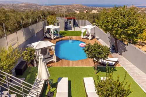 Bazén v ubytování Istamnos Terra Villa Infinity - Shared Pool 2 nebo v jeho okolí
