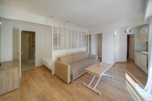 un salon avec un canapé et une table dans l'établissement STUDIO MODERNE RENOVE A0b198, à Cannes