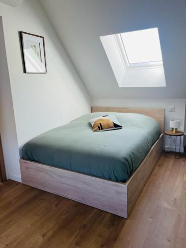 une chambre avec un lit dans une pièce avec une fenêtre dans l'établissement Le Carcos, à Rocroi