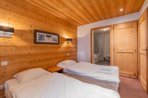 Postel nebo postele na pokoji v ubytování l'Ours Bleu B01 - Ski in Ski out - Happy Rentals
