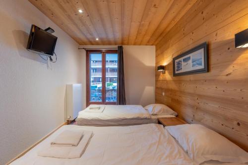 Postel nebo postele na pokoji v ubytování l'Ours Bleu B01 - Ski in Ski out - Happy Rentals
