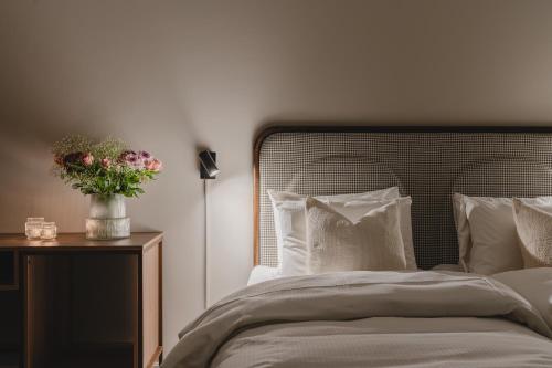 トロムソにあるEnter Skansen Hotelのベッドルーム1室(ベッド1台、花瓶1本付)