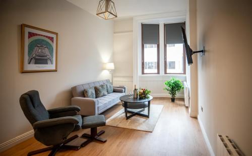 Ruang duduk di The Hazlitt Apartments