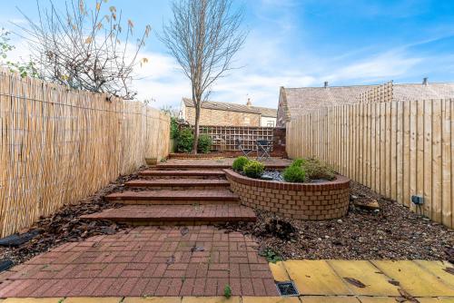 Taman di luar Charming House in Wakefield - Sleeps 6