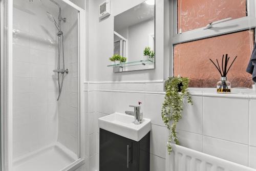 Bilik mandi di Charming House in Wakefield - Sleeps 6
