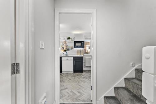 Dapur atau dapur kecil di Charming House in Wakefield - Sleeps 6