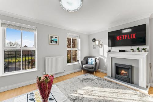 Televisyen dan/atau pusat hiburan di Charming House in Wakefield - Sleeps 6