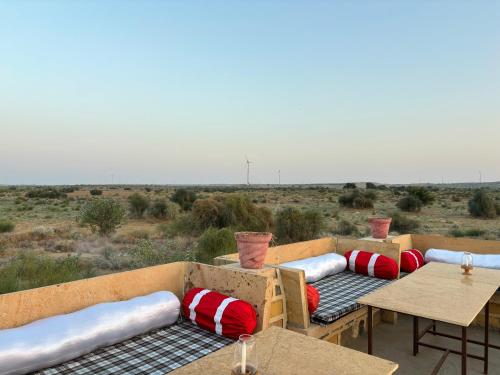Balkón nebo terasa v ubytování Sangram Desert camp