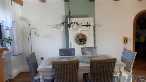 a dining room with a table and chairs at Ferienwohnung Margit in Sulzfeld (im Grabfeld)