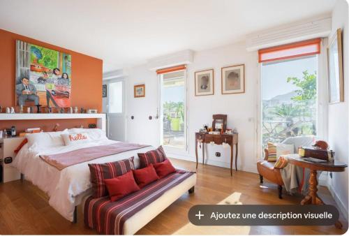 une chambre avec un lit et un canapé dans l'établissement Appartement Prestige, Rooftop & Vue Panoramique, à Marseille