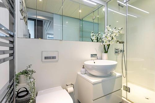 a bathroom with a sink and a toilet at Idyllic Covent Garden Flat in London