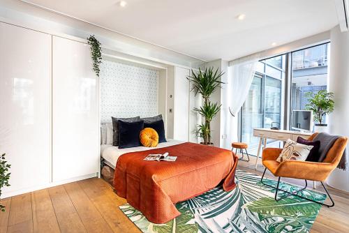 a bedroom with a bed and a desk and a chair at Idyllic Covent Garden Flat in London