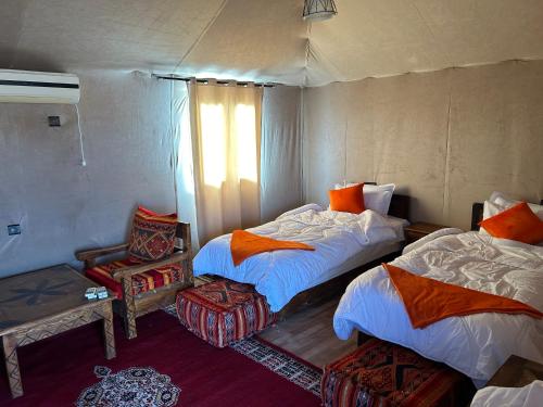 Postel nebo postele na pokoji v ubytování Andromeda Desert Astro Camp