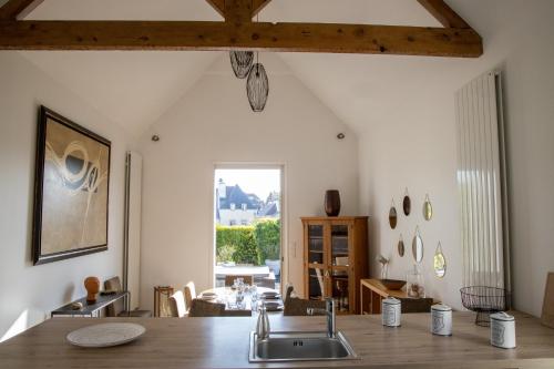 - une cuisine avec un évier et une table en bois dans l'établissement L'Amiral Vannetais - Appt duplex au port de Vannes, à Vannes