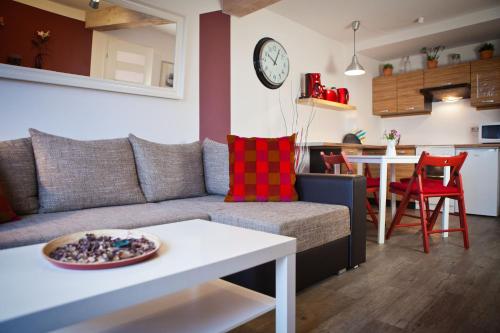 a living room with a couch and a table at Ferienwohnungen und Ferienhäuser Gohr in Stralsund