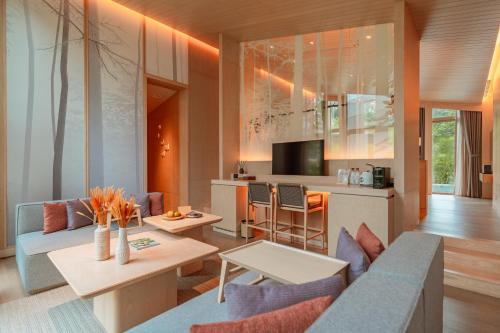 Hotel MYS Khao Yaiにあるキッチンまたは簡易キッチン