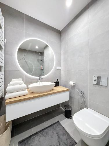 une salle de bain avec un lavabo et un miroir dans l'établissement Seaview Promenade des Anglais 2brs apartment with parking, à Nice