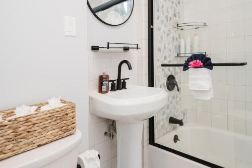 Ένα μπάνιο στο 76-2 5BR Cozy Apartment in Boston