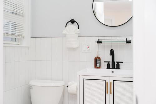 Ένα μπάνιο στο 76-2 5BR Cozy Apartment in Boston