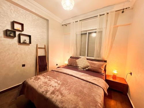 een slaapkamer met een groot bed en een raam bij Sun-kissed retreat in Tangier! in Tanger