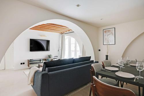 un salon avec un canapé et une table dans l'établissement Cozy apartment - 1BR-4P - Les Halles, à Paris