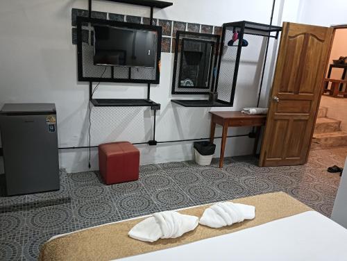 White Jail at Koh Tao Hostelにあるベッド