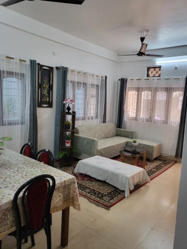 Ένα ή περισσότερα κρεβάτια σε δωμάτιο στο Hebron Haven Apartment