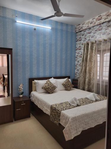 Ένα ή περισσότερα κρεβάτια σε δωμάτιο στο Hebron Haven Apartment