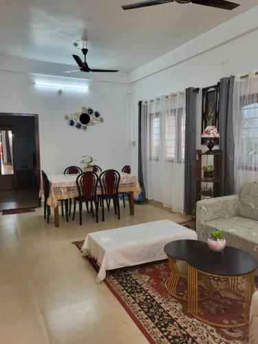 Χώρος καθιστικού στο Hebron Haven Apartment