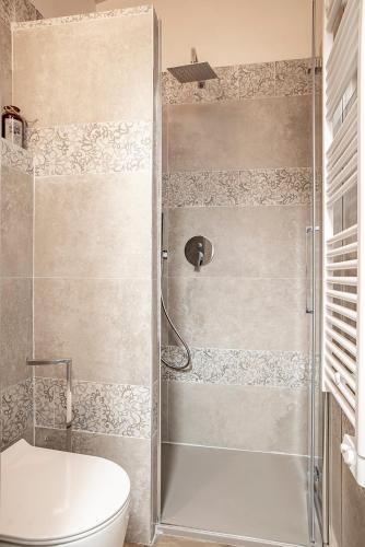 a bathroom with a shower with a toilet and a sink at Casa Teresa con vista in Modica