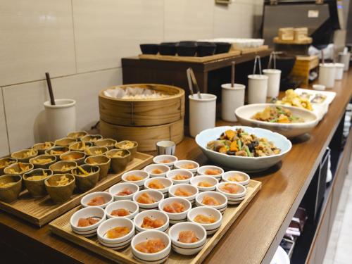 福岡市にあるキャナルシティ・福岡ワシントンホテルのテーブルの上に食べ物が並んだビュッフェ