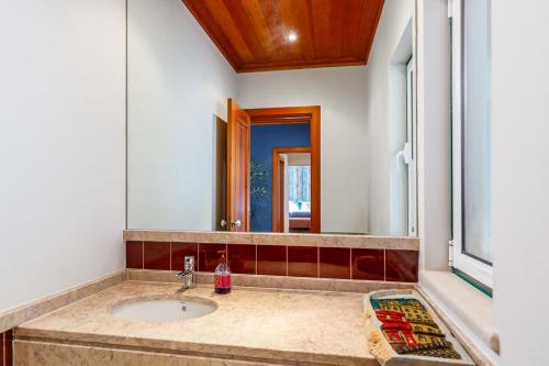 ein Badezimmer mit Waschbecken und Spiegel in der Unterkunft Villa Rancho do Sol by Trip2Portugal in Santo Estêvão