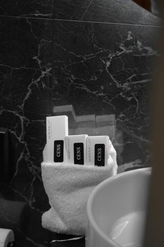 a bathroom with a black and white marble wall at Cens Platinum Luxury Suites in Ioannina
