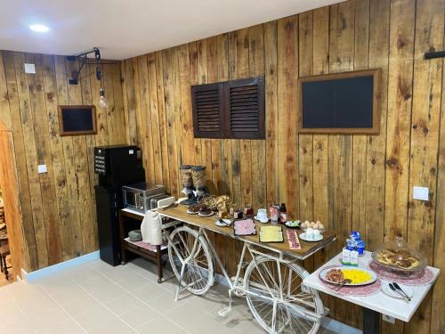 une pièce avec un mur en bois avec description aokedokedoke dans l'établissement Casa da Cerca, à Runa