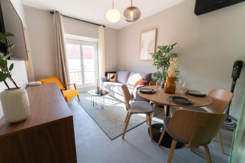 Old Town Diamond, adorable sunny apartment with AC