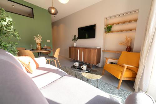 Old Town Diamond, adorable sunny apartment with AC