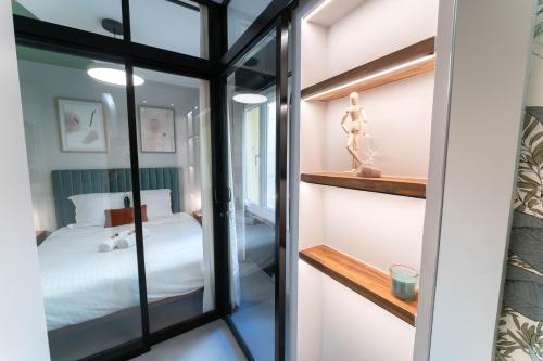 Cette chambre comprend un lit et une porte en verre. dans l'établissement Old Town Diamond, adorable sunny apartment with AC, à Nice